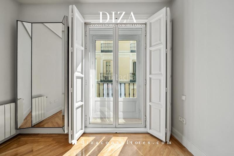 Foto b85d183b-b7b6-46a1-b48b-29a310f34c79. Piso esquinazo con 6 balcones en justicia en Justicia-Chueca Madrid