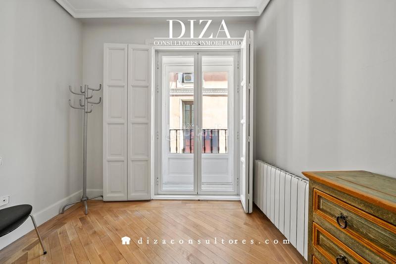 Foto bb4bf115-f1ef-402a-a810-774453559930. Piso esquinazo con 6 balcones en justicia en Justicia-Chueca Madrid
