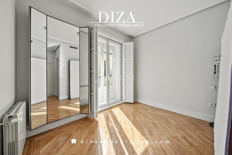 Foto ca1ce8c2-248d-4875-82ec-404476e6e7f9. Piso esquinazo con 6 balcones en justicia en Justicia-Chueca Madrid