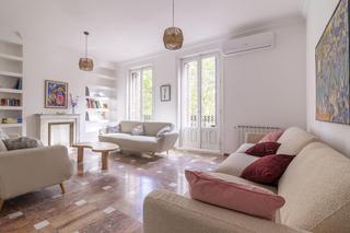 Location Appartement  Del prado. Piso exterior con balcones a un paso del retiro