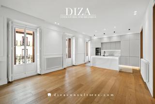 Lloguer Pis a Trafalgar. Piso  a estrenar con ocho balcones a la calle