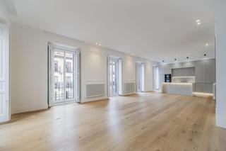 Rent Flat in Trafalgar. Piso  a estrenar con ocho balcones a la calle