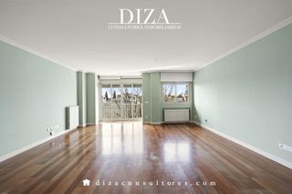 Etagenwohnung in Hispanoamérica-Bernabéu. Exclusivo piso en urbanización de lujo con piscina