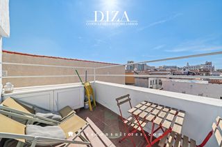 Location Triplex  De pizarro. Ático tríplex con terraza en malasaña