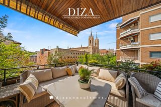 Etagenwohnung in Jerónimos. Piso de esquina con terraza a un paso del retiro