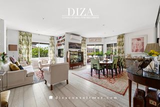 Pis a Jerónimos. Piso de esquina con terraza a un paso del retiro