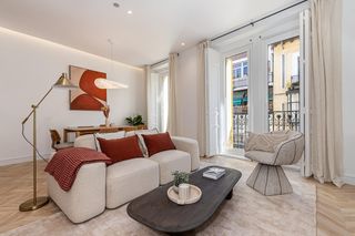 Pis  De hortaleza. Vivienda en edificio histórico con garaje