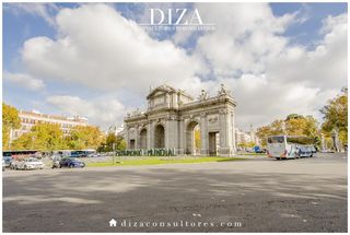 Lloguer Àtic  De montalbán. Lienzo en blanco con diez balcones junto al retiro