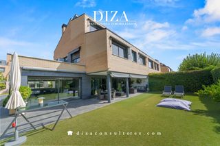 Casa  Calle de agatha christie. Chalet familia en urbanización privada en la moraleja
