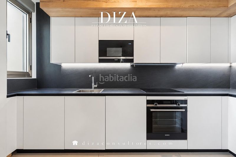 Foto 33858f3a-a36a-45d7-9d7e-a8959b52b75d. Piso vivienda reformada con terraza y piscina en edificio de obra nueva en Madrid