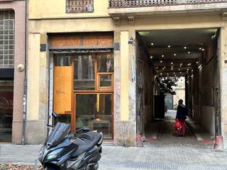 Lloguer Local Comercial a Carrer del consell de cent 159. Gran local con acceso desde la calle a dos niveles