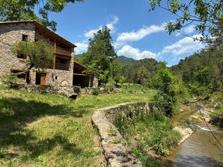 Masía en Borredà. Molino histórico del siglo xv junto a la riera en borredà (bergu