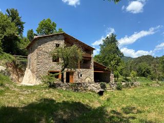 Masia a Borredà. Molino histórico del siglo xv junto a la riera en borredà (bergu