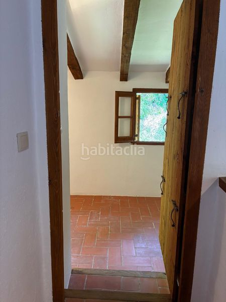 Foto 734b3e46-da4d-4c0e-97ff-816452247e19. Masia amb xemeneia aparcament a Borredà
