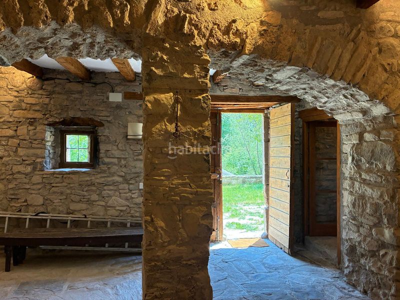 Foto a1a4be8c-8e10-441a-856b-ca2ab9fa1cfc. Masia amb xemeneia aparcament a Borredà
