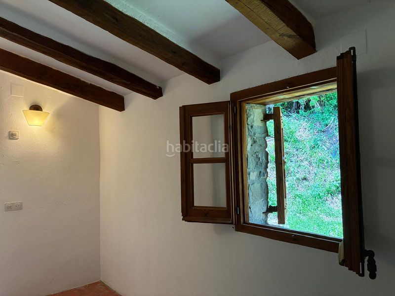 Foto cc5dd843-35ce-4aca-bb64-eafd07b9060b. Masia amb xemeneia aparcament a Borredà