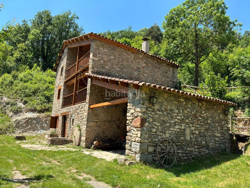 Foto d2abf768-3788-4a80-9b43-759c0a51a2ab. Masia amb xemeneia aparcament a Borredà