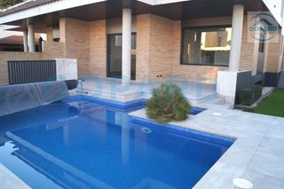 Affitto Casa bifamiliare in Villanueva de la Cañada. Inmobiliara gopard ofrece precioso chalet pareado con piscina pr