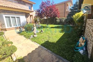 Maison jumelée à Villanueva de la Cañada. Inmobiliaria gopard presenta magnífico chalet pareado en el cent