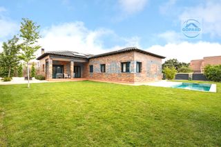 Location Chalet à Raya del Palancar-Guadamonte. Inmobiliaria gopard alquila espectacular y cómodo chalet en una