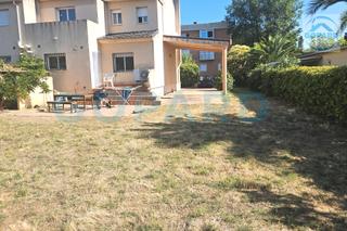 Casa pareada  Calle don quijote. Inmobiliaria gopard ofrece amplio chalet pareado con gran parcel