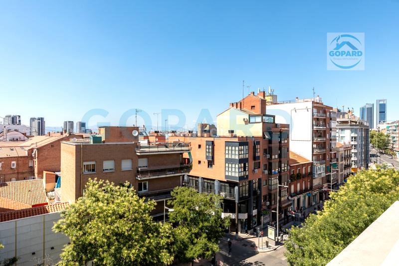 Foto d50c2808-ff2e-43cc-90d4-2bc41f2b6c3b. Alquiler piso en calle alonso castrillo 1 inmobiliaria gopard presenta amplio y reformado piso en zona privilegiada. en Madrid