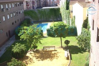 Miete Zweistöckige Wohnung in Villanueva de la Cañada. Inmobiliaria gopard ofrece bonito dúplex con terraza y piscina p