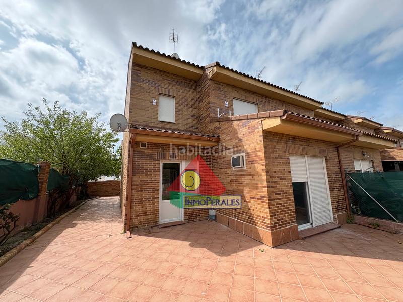 Foto 6346ef9f-b3c8-4592-98ce-90e76141194c. Casa adossada amb calefacció aparcament a Los Robles Seseña
