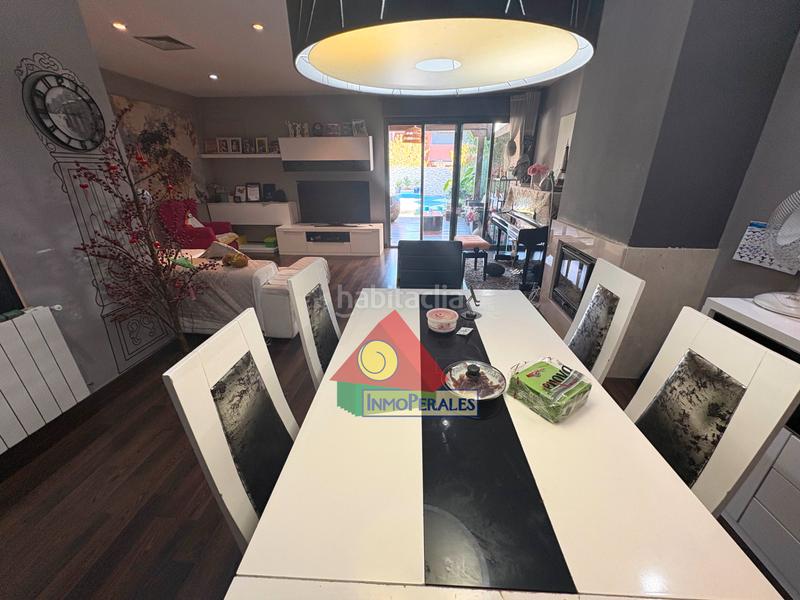 Foto 0f6d0391-00b7-4822-aa89-fb77a57933e8. Xalet amb xemeneia calefacció aparcament piscina a Getafe