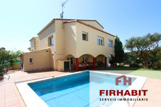 Chalet en Urbanitzacions. Encantadora casa 4 vientos con piscina y vistas al mar !!