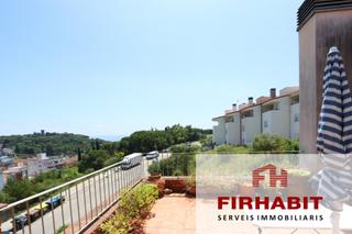 Casa aparellada a Caldes d´Estrac. Casa esquinera con ascensor, solarium y jardin de 65m a nivel co