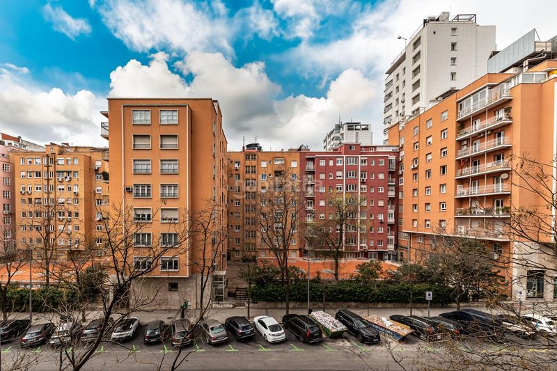 Foto bce08b94-d9bb-49d7-b497-4fe8244838ac. Pis amb aparcament a El Viso Madrid