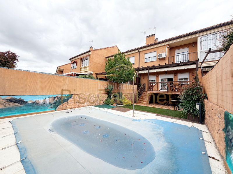 Foto b1489669-431e-4947-95d1-5fd7ec609fde. Xalet amb xemeneia calefacció aparcament piscina a Parla