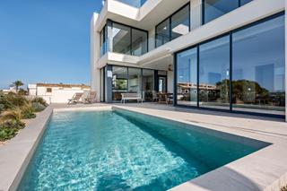 Casa a SEstanyol. Se vende chalet en primera linea con piscina