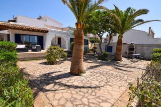 Lloguer Casa a Colònia de Sant Pere. Se alquila este precioso chalet en primera línea de mar en la co