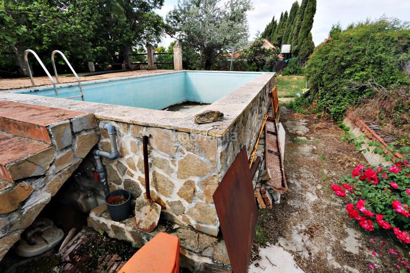 Foto 19c9671c-5d6f-48fa-afb5-41e30566cff8. Xalet amb xemeneia calefacció aparcament piscina a Chinchón