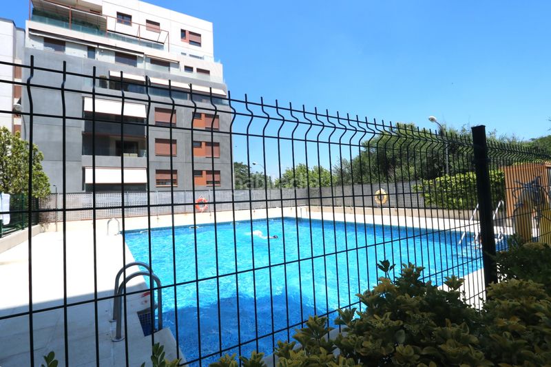 Foto c752801c-fba5-43ec-a27d-76eed6667e7f. Pis amb calefacció aparcament piscina a Butarque Madrid