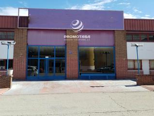 Nau industrial a Zona Industrial. Nave comercial tericaria con patio privativo en calle comercial