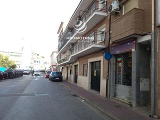 Edificio en Centro. Edificio distribuido en vivienda y local comercial. ideal invers