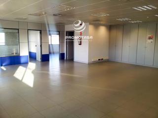 Lloguer Oficina en Rivas Futura. Oficina de esquina de 146 m en zona comercial consolidada.