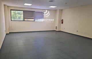 Lloguer Oficina  Electrodo. Oficina ubicada en recinto cerrado con plaza de garaje y traster