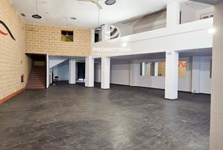 Location Bâtiment à usage industriel  Cal. Nave comercial de esquina ubicada en avenida principal.