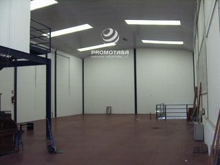 Location Bâtiment à usage industriel à Rivas Futura. Nave comercial de esquina con fachada a avenida principal