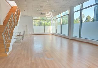 Lloguer Nau industrial a Zona Industrial. Nave representativa de 318 m en tres plantas