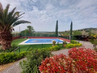 Chalet in Morata de Tajuña. Chalet independiente con 6.000 m² de parcela, piscina y privacid