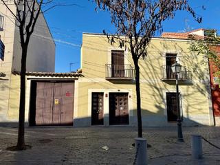 Casa en Calle real 11. Casa de pueblo con amplio jardín en centro urbano