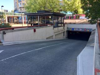 Parking coche  N/a. Plazas grandes de garaje