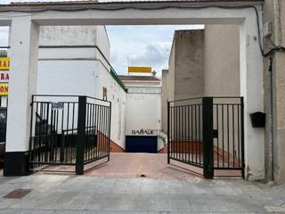 Aparcament cotxe a Calle calderon de la barca 9. Plaza de garaje pequeña