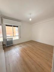 Location Appartement  Calle miguel de la iglesia 6. Piso recién reformado.