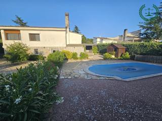 Xalet a Pedrezuela. Chalet independiente con parcela de 1.000 m2 y piscina privada.